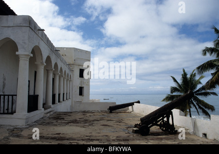 Canons de la 16e siècle construit sur le château de Cape Coast le golfe du Bénin Ghana Banque D'Images