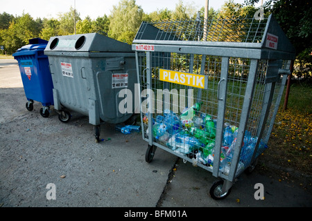 Point de collecte pour le recyclage des bouteilles en plastique / bottle bank dans un parking. La Pologne. Banque D'Images