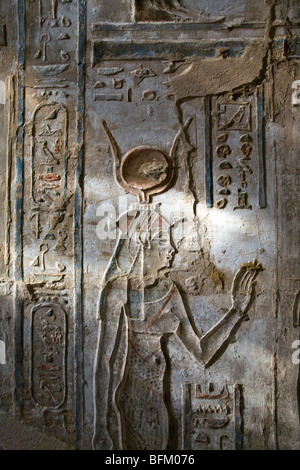 Reliefs montrant à l'époque ptolémaïque d'Hathor Temple de Deir el-Medineh : Le Village Ouvrier sur la rive ouest de Louxor, Egypte Banque D'Images