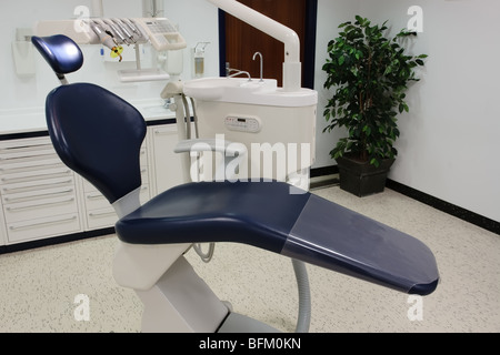 Bureau de dentiste avec chaise bleu et outils Banque D'Images