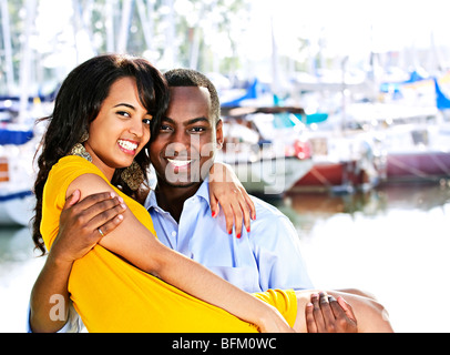 Portrait d'homme portant sa petite amie debout à Harbour Banque D'Images