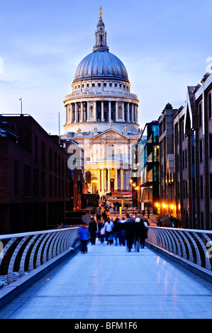 Vue de la Cathédrale St Paul à Londres du Millennium Bridge at Dusk Banque D'Images