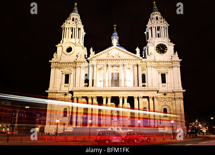 La Cathédrale St Paul Grande porte ouest de Londres la nuit Banque D'Images