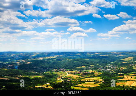 Paysage rural de la campagne serbe avec fermes et villages Banque D'Images