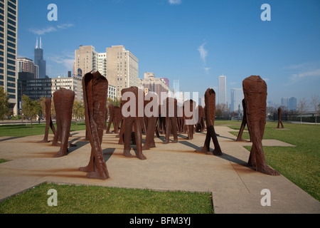 Agora par Magdalena Abakanowicz est 106 sculptures en fer sans tête à Grant Park dans le centre-ville de Chicago avec Sears Willis Tower derrière Banque D'Images