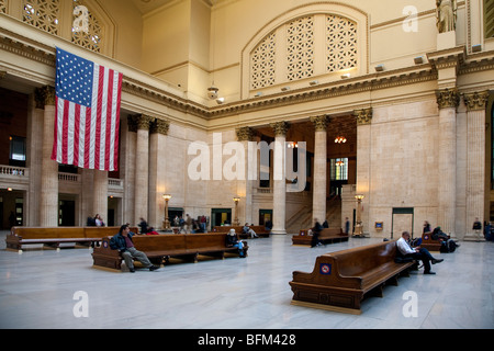 La salle d'attente principale des Beaux-Arts connu comme le Grand Hall de la gare Union à Chicago avec de grandes stars and stripes US flag Banque D'Images