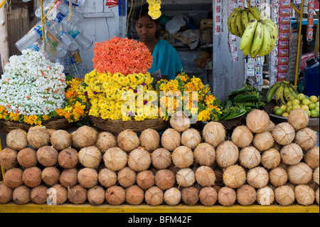 Femme hindoue vendre offrandes religieuses hindoues de puja, à partir d'un panier dans la rue. L'Andhra Pradesh, Inde Banque D'Images