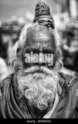 Sadhu indien portrait. L'Andhra Pradesh, Inde. Monochrome Banque D'Images