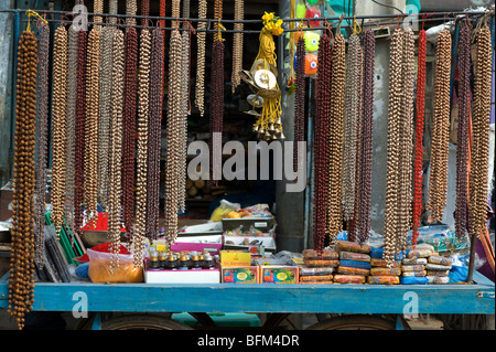 Japamala chapelet dans une échoppe de marché. L'Andhra Pradesh, Inde Banque D'Images
