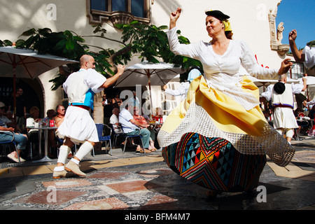 Groupe folklorique en costume traditionnel à danser à Pueblo Canario à Las Palmas de Gran Canaria dans les îles Canaries Banque D'Images