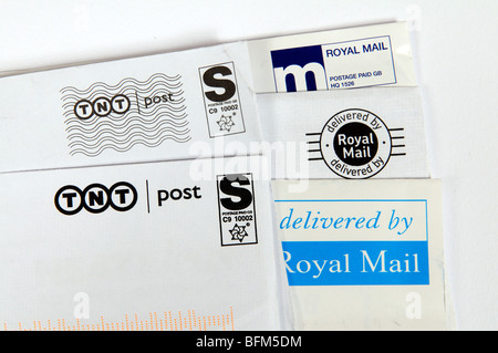TNT Post & Royal Mail les étiquettes d'affranchissement Banque D'Images