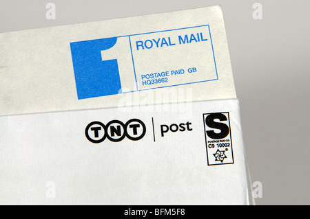 1re classe franco de Royal Mail & label label concurrent TNT Post Banque D'Images