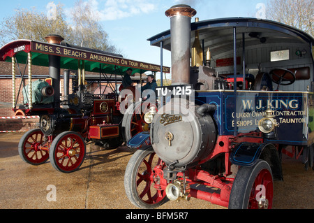 Engin showmans Burrell traction à vapeur et vapeur Foden camion côte à côte à un événement à vapeur au Musée de Bursledon. Banque D'Images