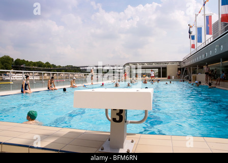 Piscine Joséphine Baker, piscine flottante dans la Seine, Paris, France Banque D'Images