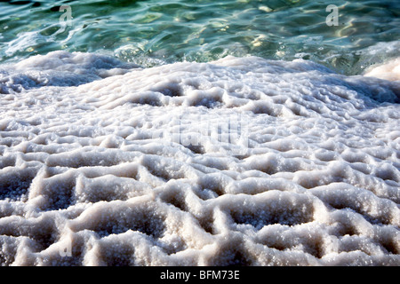 Israël, la formation de sel de la mer morte causée par l'évaporation de l'eau Banque D'Images