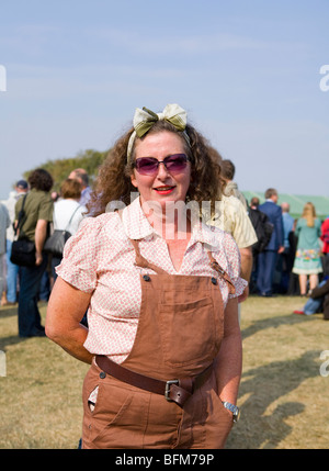 Femme mature habillé en fille des terres à Goodwood Revival, Chichester, West Sussex, Angleterre. Banque D'Images