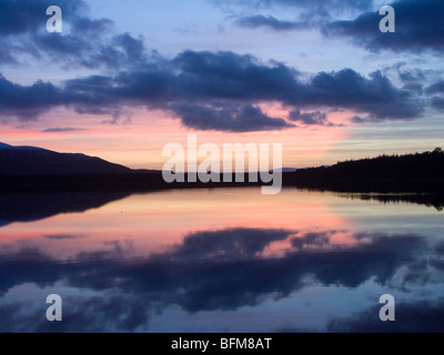 Coucher de soleil sur le Loch Morlich, Aviemore, Highlands, Scotland Banque D'Images