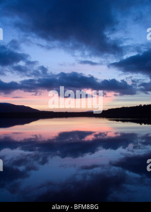 Coucher de soleil sur le Loch Morlich, Aviemore, Highlands, Scotland Banque D'Images