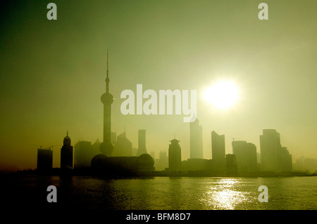 Vue sur les toits de Shanghai à Pudong, dominé par l'emblématique tour de la perle, au lever du soleil. Banque D'Images