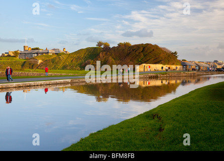 Reflets dans le canal de Bude, Cornwall England UK Banque D'Images