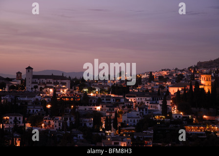 Au coucher du soleil Vue de l'Alhambra à l'Albaicin de Grenade, Grenade. Andalousie, Espagne Banque D'Images