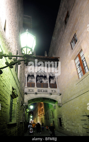 Le pont gothique dans Carrer del Bisbe dans le Barri Gotic quartier de Barcelone, Espagne Banque D'Images