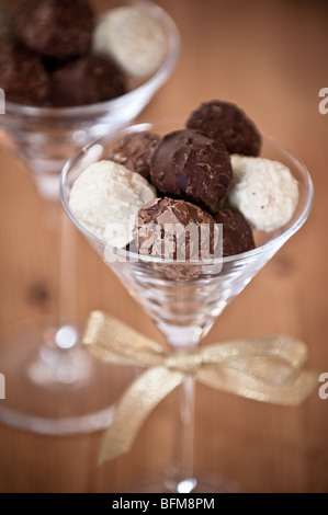 Truffe Champagne chocolats dans un verre à martini Banque D'Images