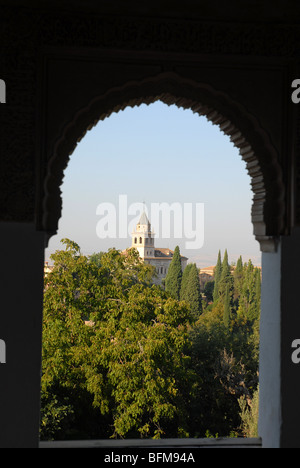 Vue à travers une arche d'un mirador du Generalife vers le Palais de l'Alhambra, Grenade, Andalousie, Espagne Banque D'Images