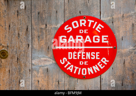 'Rouge française Sortie de Garage/Parking Aucun signe sur la porte en bois. Banque D'Images