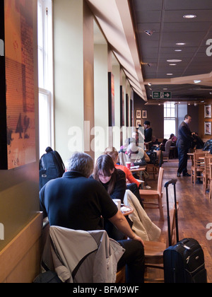 Starbucks à la librairie Borders, Tottenham Court Road, London, England, UK Banque D'Images