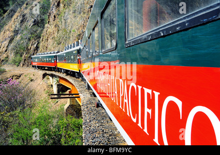 Chepe Train coloré : Chihuahua au Pacifique, au nord du Mexique Banque D'Images