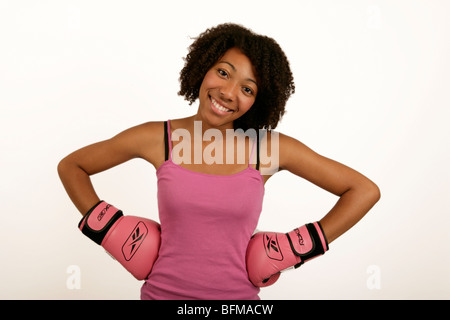 Jeune africain ou afro Caraïbes Femme en rose keeping fit gants de boxe Banque D'Images