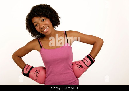 Jeune africain ou afro Caraïbes Femme en rose keeping fit gants de boxe Banque D'Images