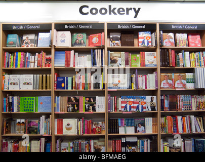 Sur les étagères, des livres de cuisine librairie Foyles, London, England, UK Banque D'Images