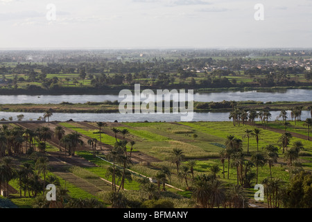 Vue sur la plaine fertile de la vallée du Nil prises du rocher des tombes de Beni Hassan entre Minya et Mallawi, Moyenne Égypte Banque D'Images