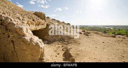 Vue panoramique sur la plaine fertile de la vallée du Nil de la roche les tombes de Beni Hassan entre Minya et Mallawi, Moyenne Égypte Banque D'Images