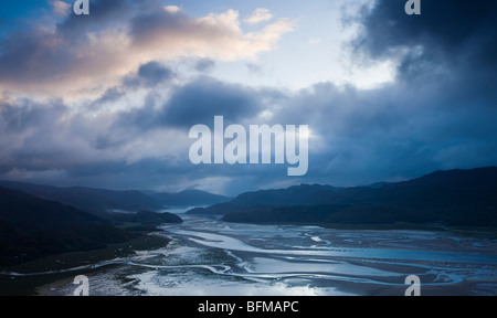 L'aube sur l'estuaire de Mawddach près du Parc National de Snowdonia au Pays de Galles, Banque D'Images