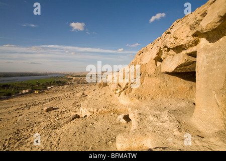 Vue depuis le rocher des tombes de Beni Hassan à bas sur la plaine fertile et Nile entre Minya et Mallawi, Moyenne Égypte Banque D'Images