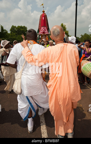 Deux dévots Hare Krishna assister aux célébrations de la fête hindoue Ratha Yatra de chars à London UK Banque D'Images