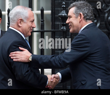 Le Premier ministre israélien Benjamin Netanyahu i et le Premier ministre britannique Gordon Brown à Downing Street n10. Banque D'Images