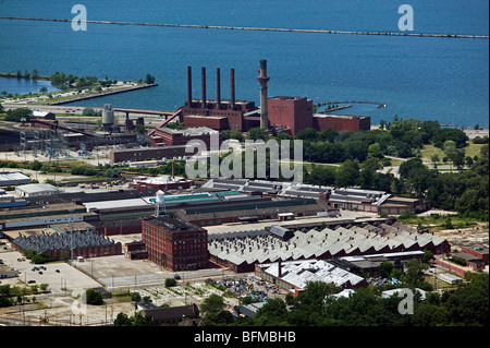 Vue aérienne au-dessus de Cleveland Electric Illuminating Company Lake Erie waterfront power plant Banque D'Images