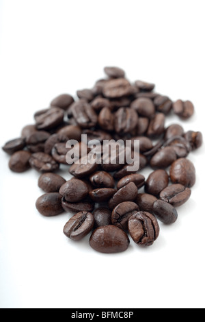 Studio macro shot of roasted Coffee beans Java africaine dans une pile isolé sur un fond blanc. Banque D'Images