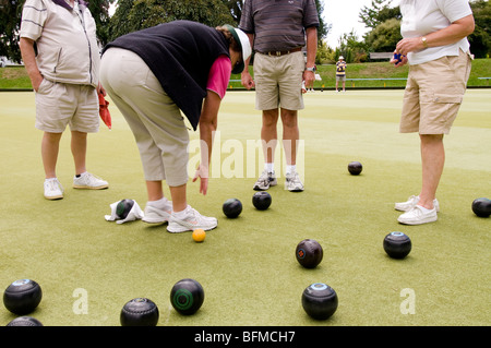 Groupe de personnes adultes jouant green bowling bowling club, à Cambridge, Nouvelle-Zélande Banque D'Images