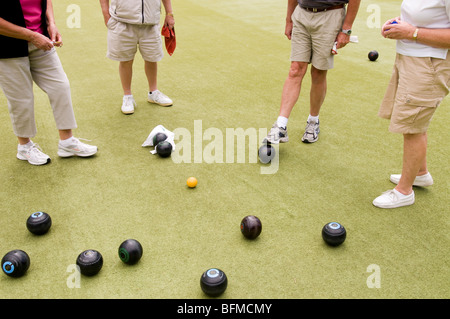 Groupe de personnes adultes jouant green bowling bowling club, à Cambridge, Nouvelle-Zélande Banque D'Images