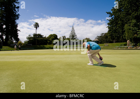 Groupe de personnes adultes jouant green bowling bowling club, à Cambridge, Nouvelle-Zélande Banque D'Images