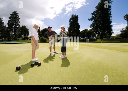 Groupe de personnes adultes jouant green bowling bowling club, à Cambridge, Nouvelle-Zélande Banque D'Images