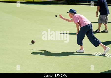 Groupe de personnes adultes jouant green bowling bowling club, à Cambridge, Nouvelle-Zélande Banque D'Images