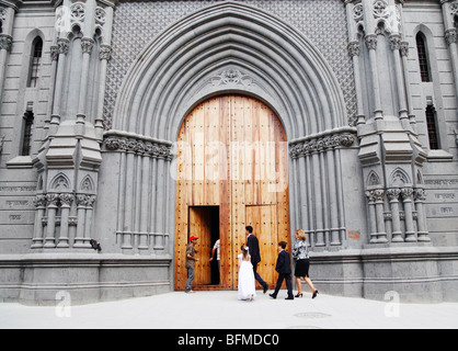 Jeune fille espagnole en robe de première communion avec l'église dans la famille. Banque D'Images