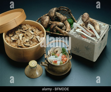 Des plats de champignons matsutake, fond noir Banque D'Images