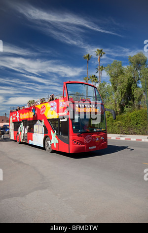 Avenue Mohammed V avec bus touristique passant, Marrakech, Maroc Banque D'Images